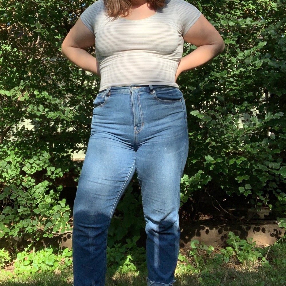 STRIPED SHORT SLEEVE V-NECK TEE